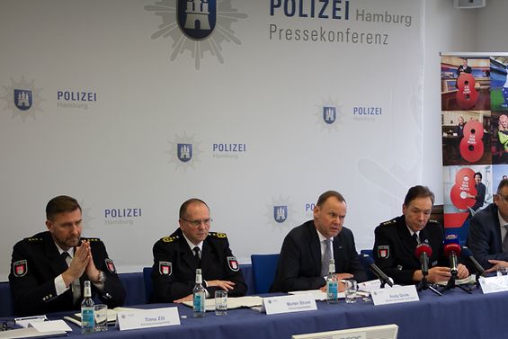 Teilnehmer der Pressekonferenz: von links nach rechts: Timo Zill, Morten Struve, Andy Grote, Ulf Schröder, Thomas Adrian