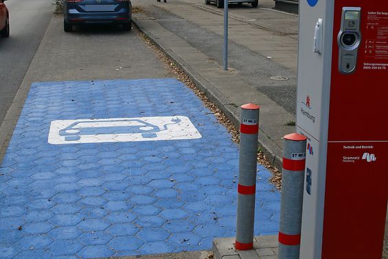 Parkplatz mit Ladesäule für Elektroautos